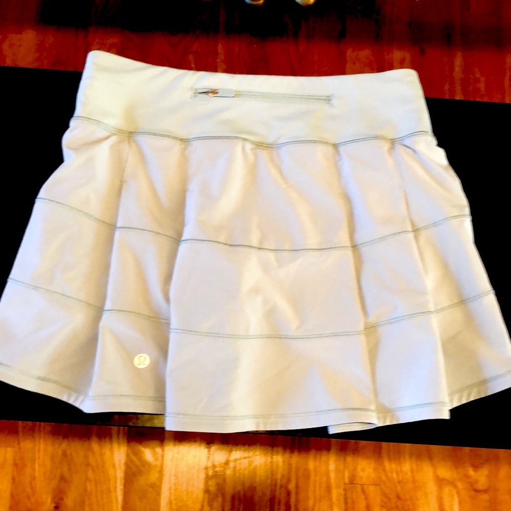 Like New Lululemon Pace Rival skirt. Sz 4 Tall.
